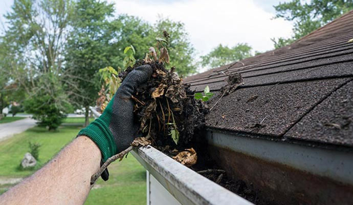 cleaning gutter